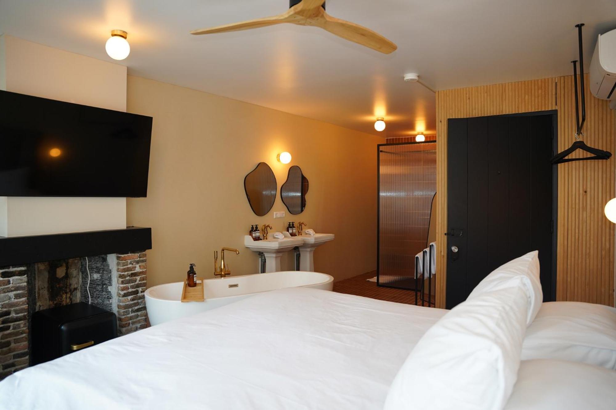 Superior King Room,1674849475:JPEG