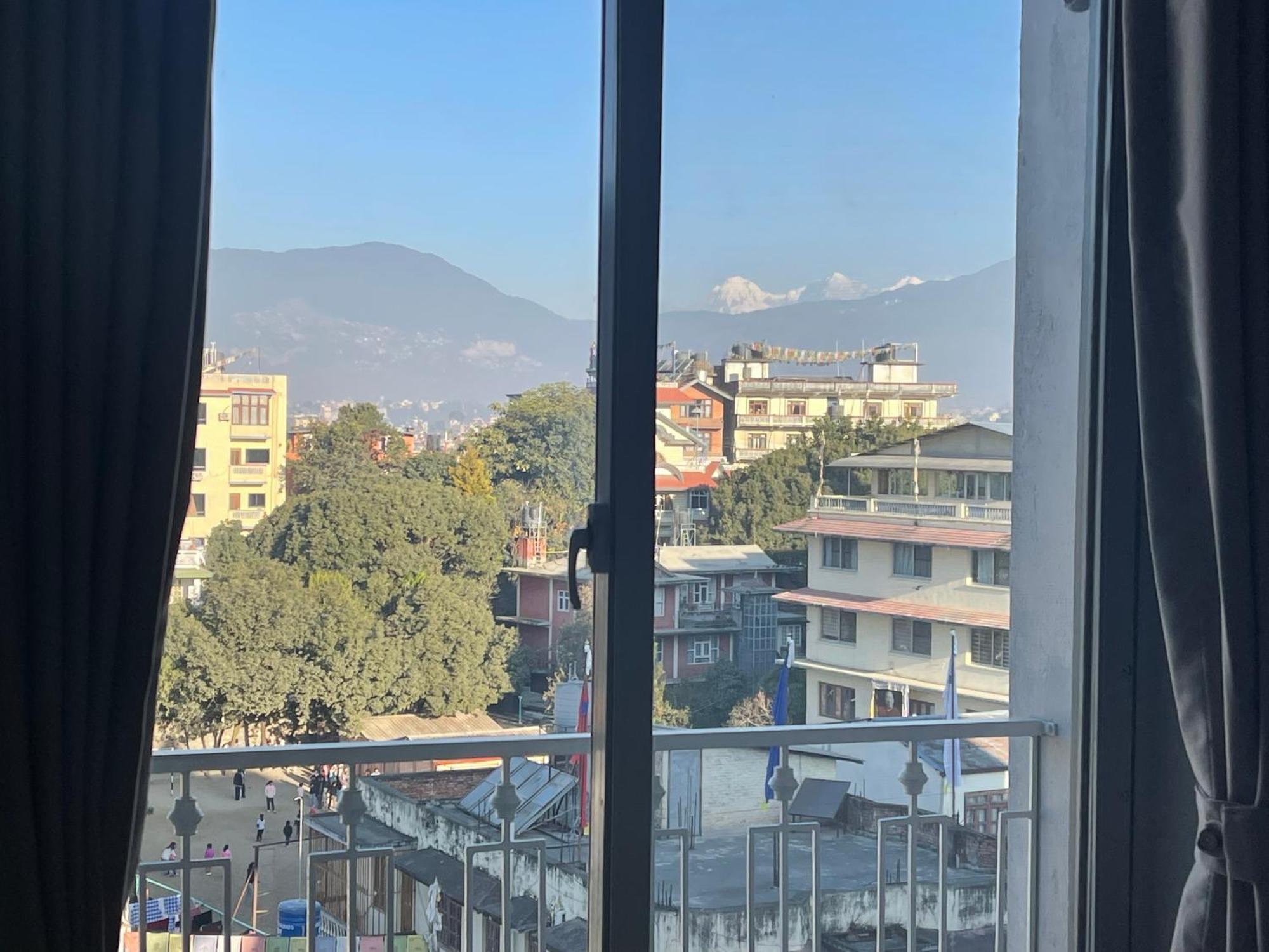 Estudio con vistas a las montañas