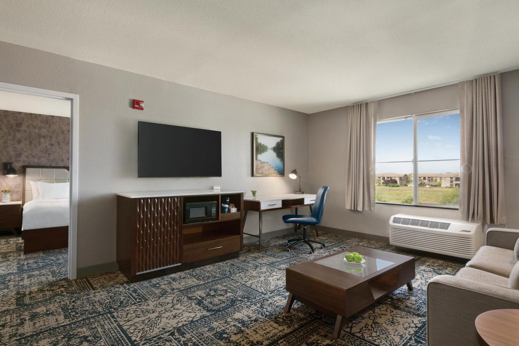 Suite 1 King Alternate bed sofa bed Corner room,1722922573:JPEG