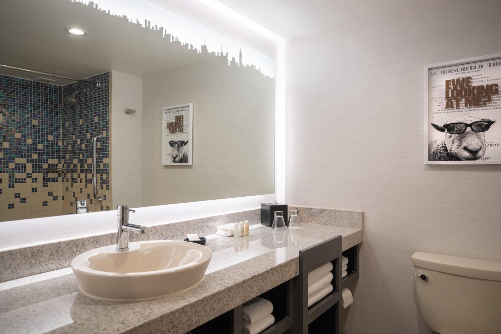 Chambre Double avec 2 Lits Doubles et Baignoire Adaptée aux Personnes à Mobilité Réduite et Malentendantes
