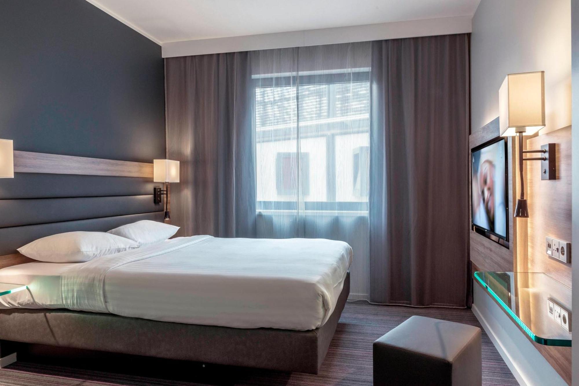Moxy Queen Room