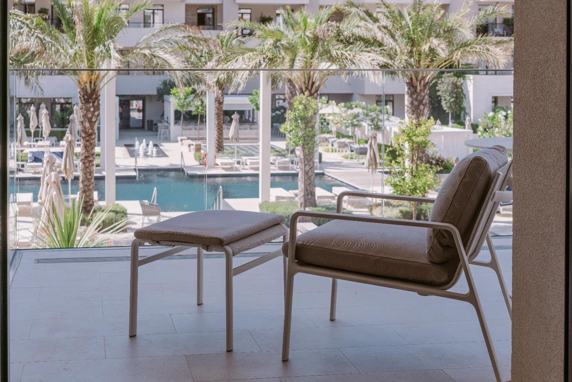 Premium Kamer met Kingsize Bed en Balkon - Uitzicht op het Zwembad