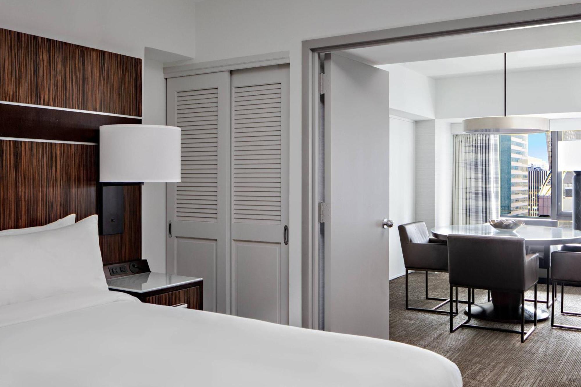 Executive Suite mit Kingsize-Bett, Schlafsofa und Zugang zur Club Lounge