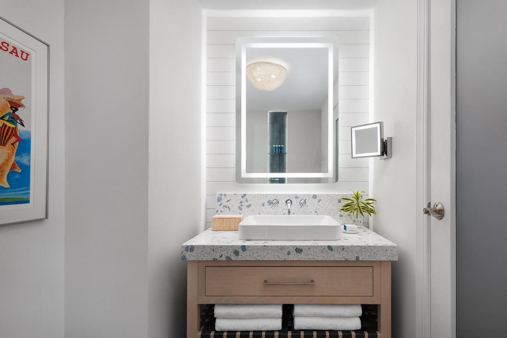 Suite East Bay avec Majordome et Baignoire de Détente dans Patio - Accès Direct à la Piscine - Côté Plage