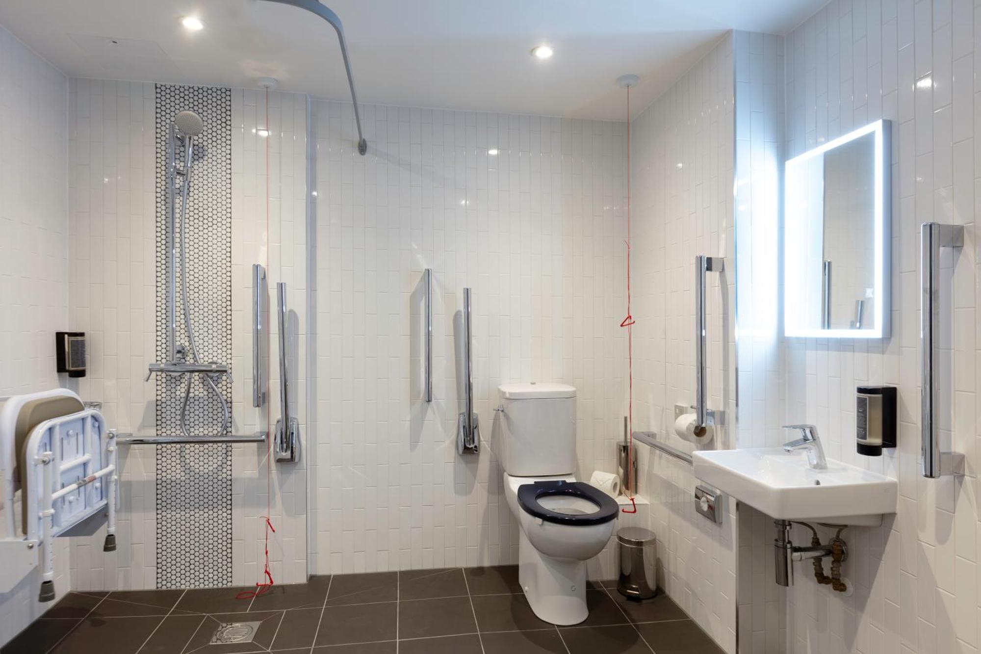 Habitación doble accesible con ventana