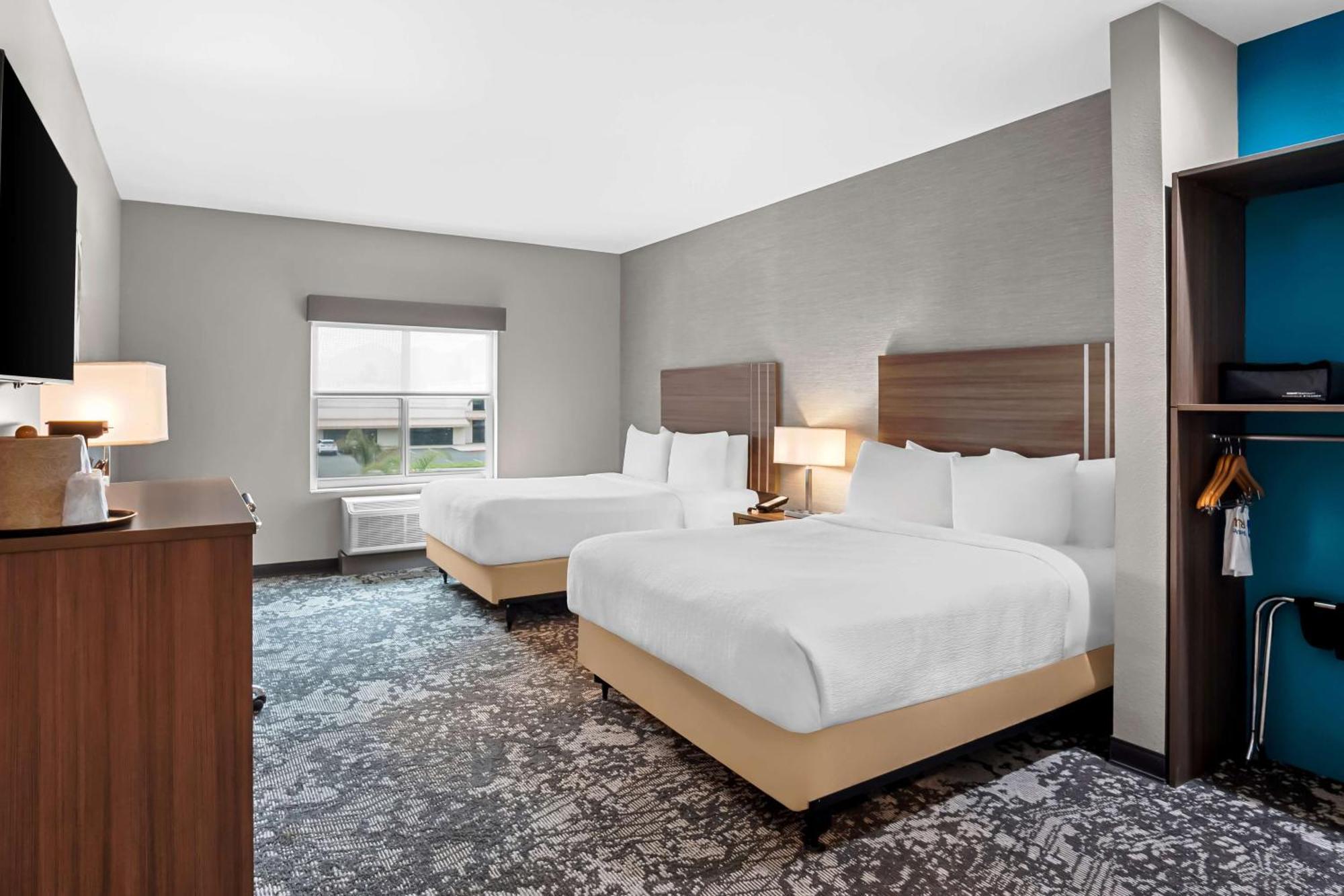 Queen Room with Two Queen Beds and Bath Tub - Disability Access/Non-Smoking