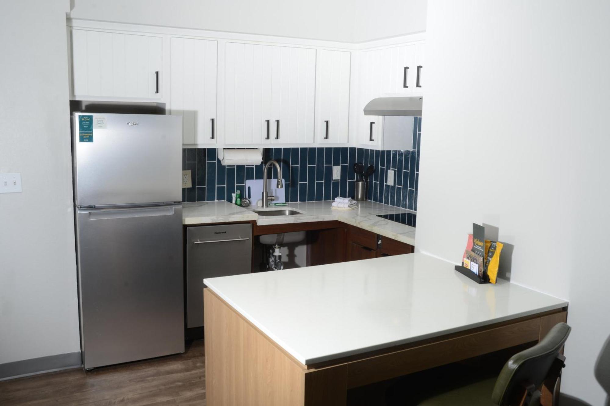 One-Bedroom Suite with Roll-In Shower - Mobility Accessible,1677862425:JPEG