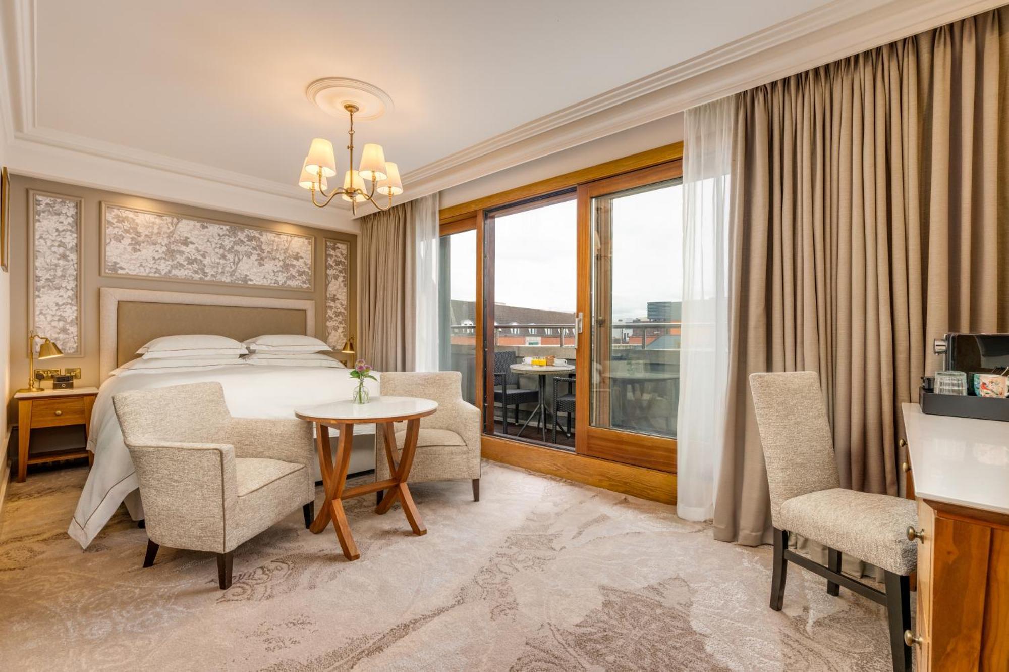 Modernes Zimmer mit Kingsize-Bett