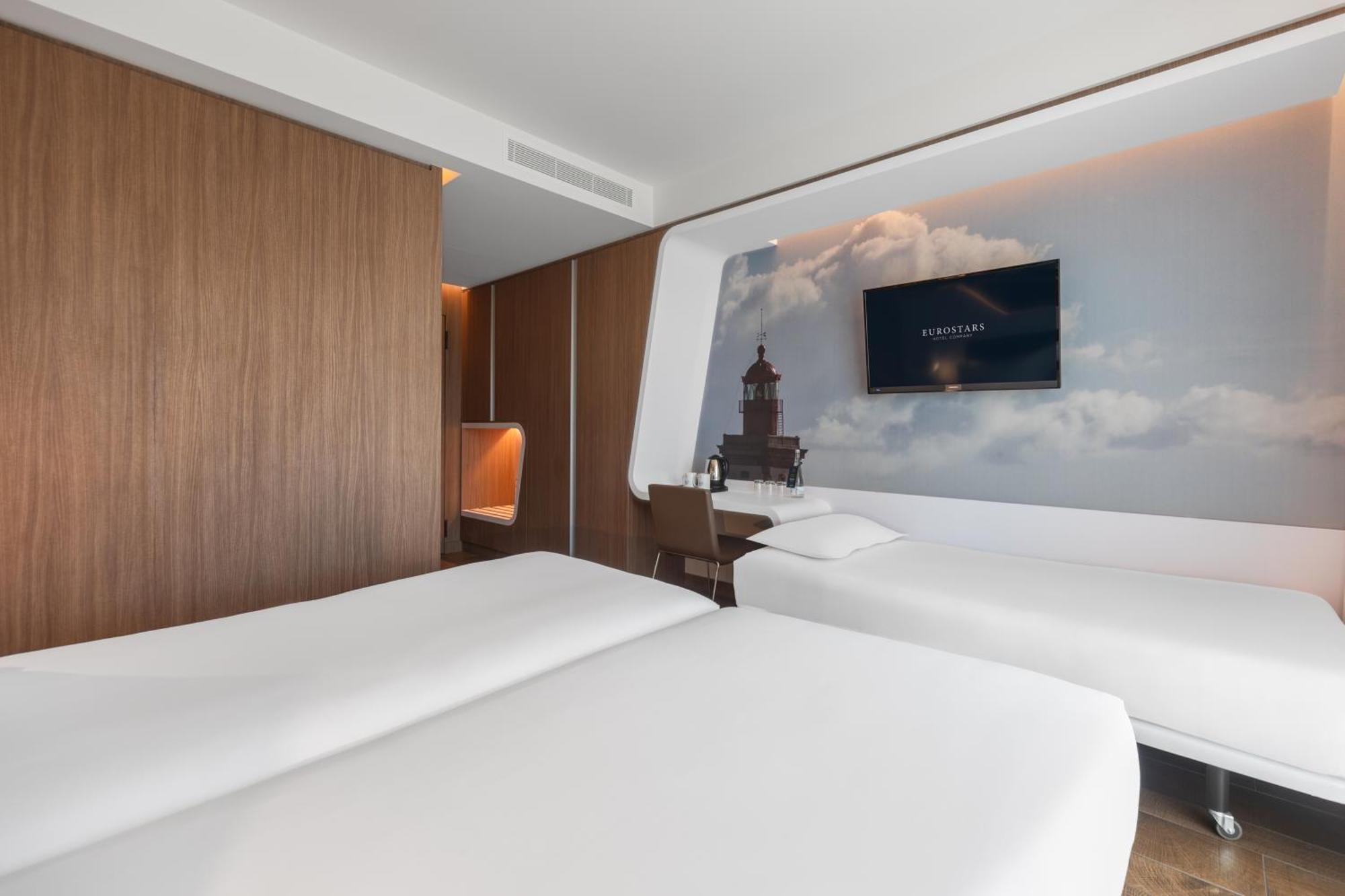 Standaard Driepersoonskamer met balkon en uitzicht op zee