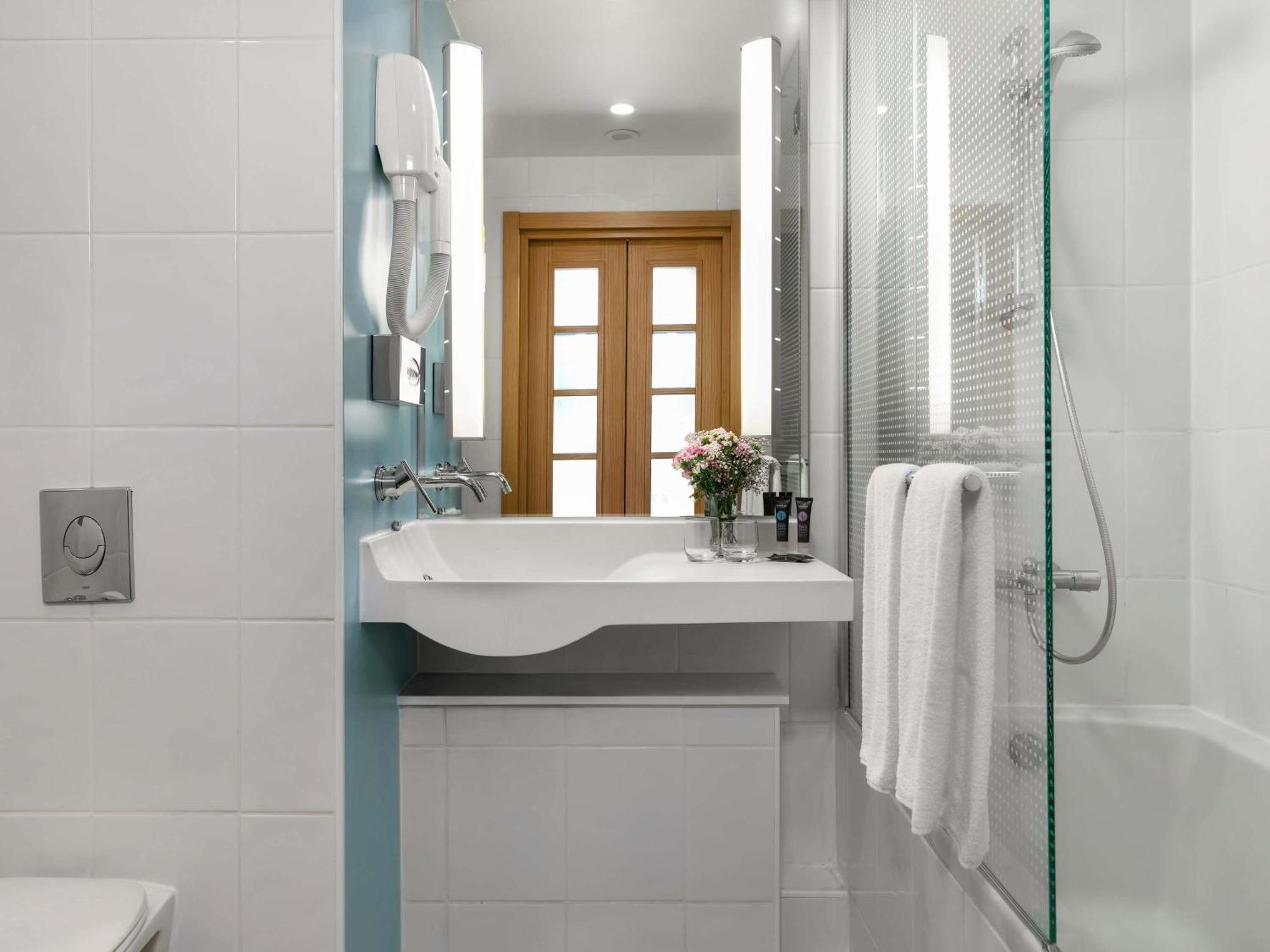 Suite met een Tweepersoonsbed en een Slaapbank