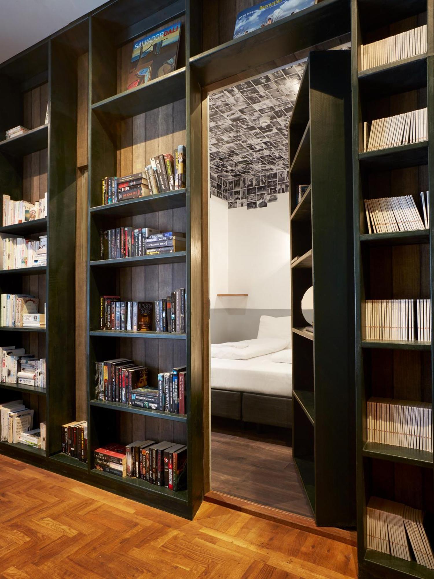 Habitación Secret Bookcase M con baño compartido