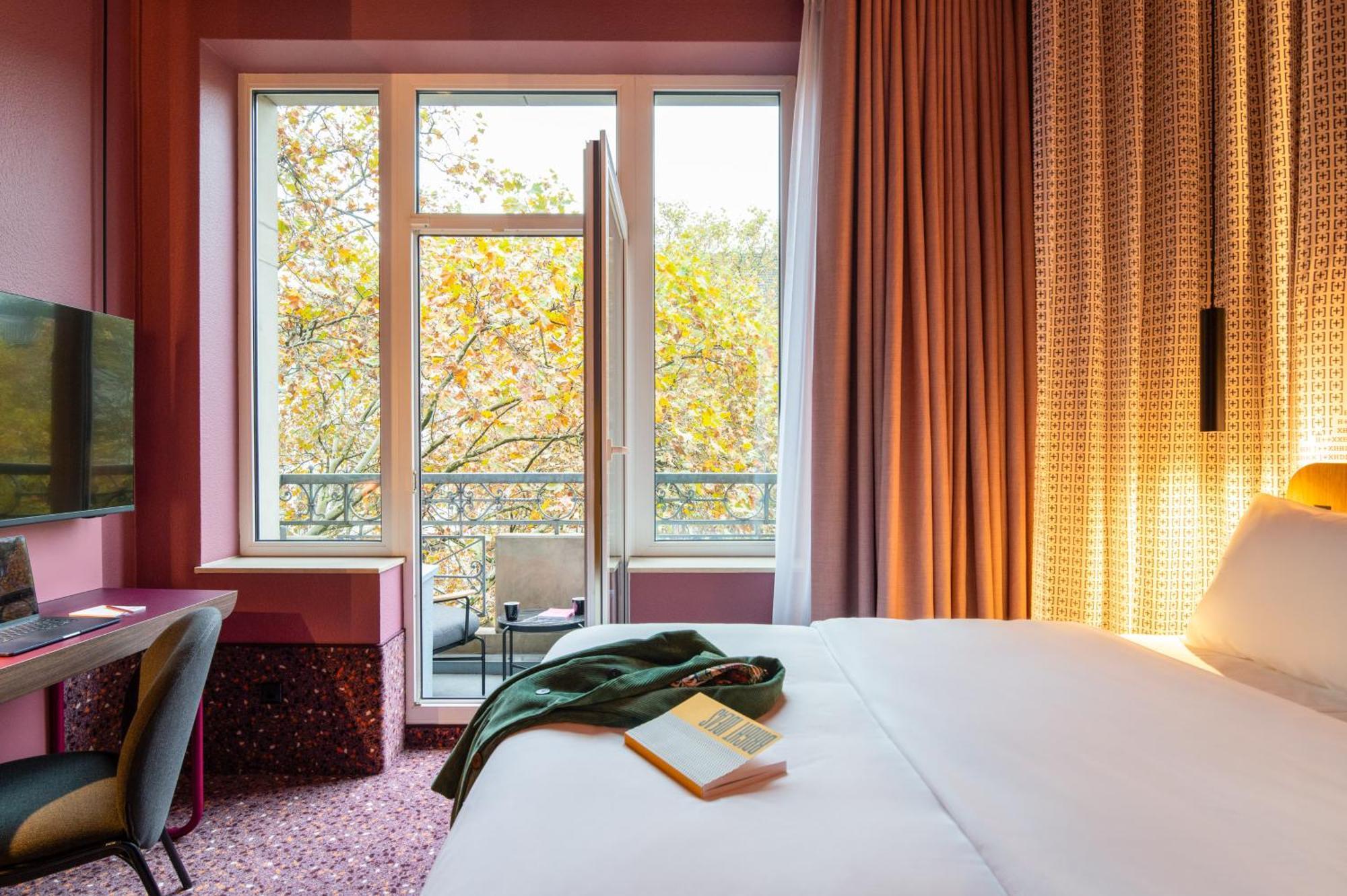 TRIBE Essential Zimmer mit Balkon