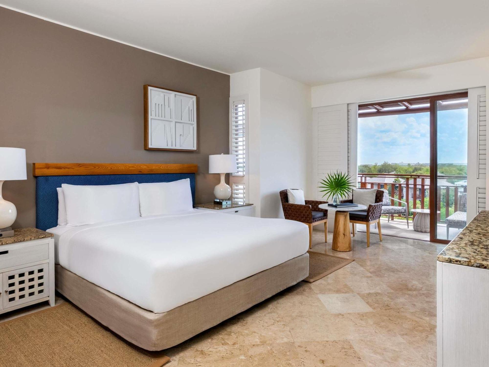 Fairmont King Room with Soaking Tub - Garden View