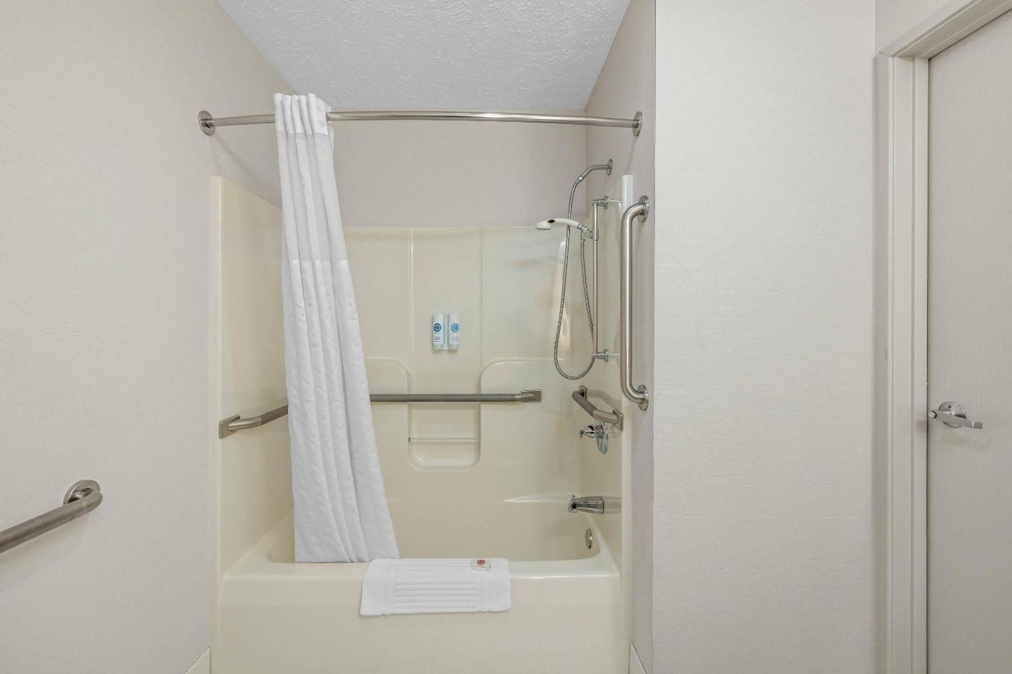Queen Room Accessible Tub Accessible or Non-Smoking