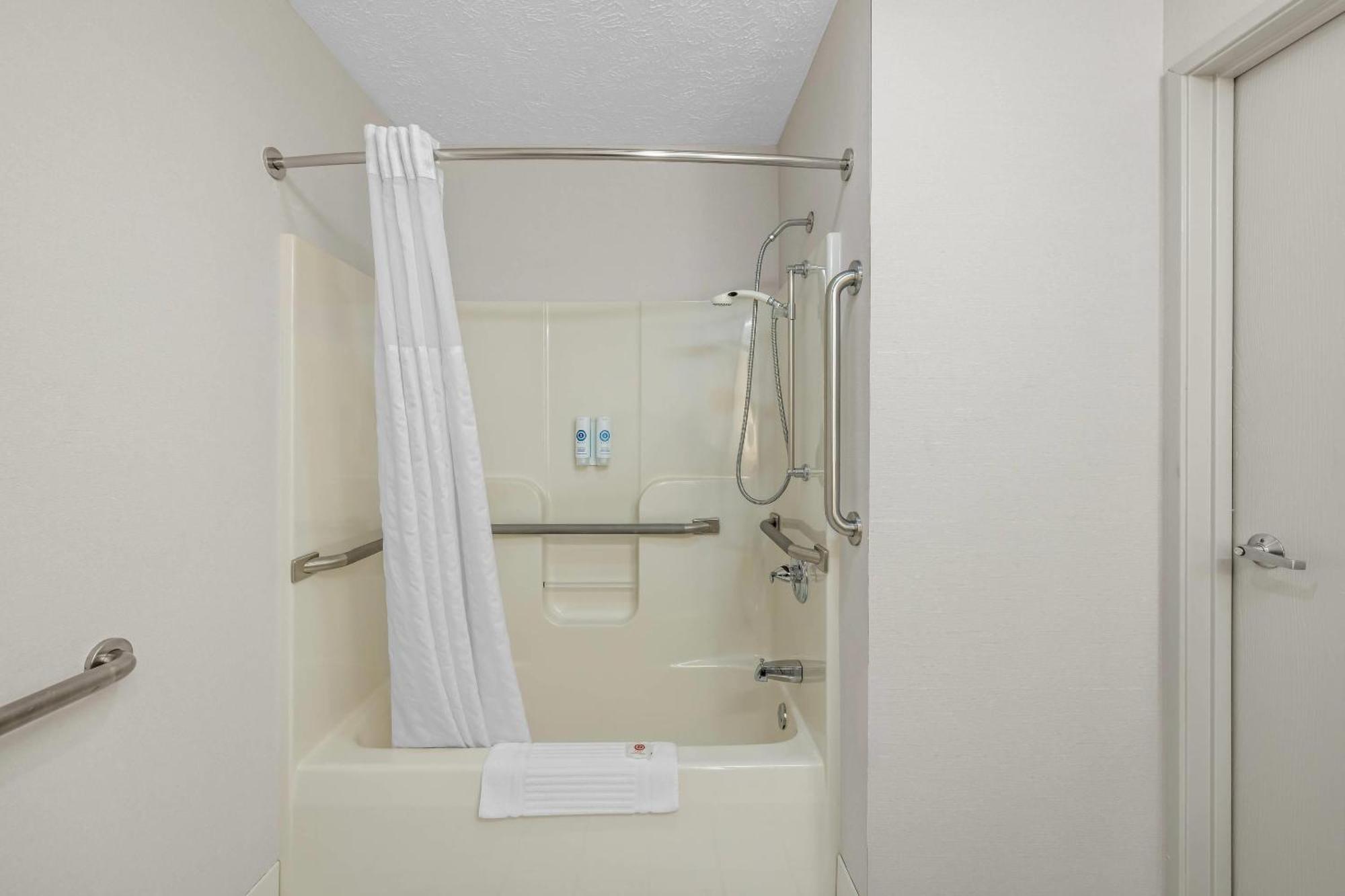 Queen Room Accessible Tub Accessible or Non-Smoking