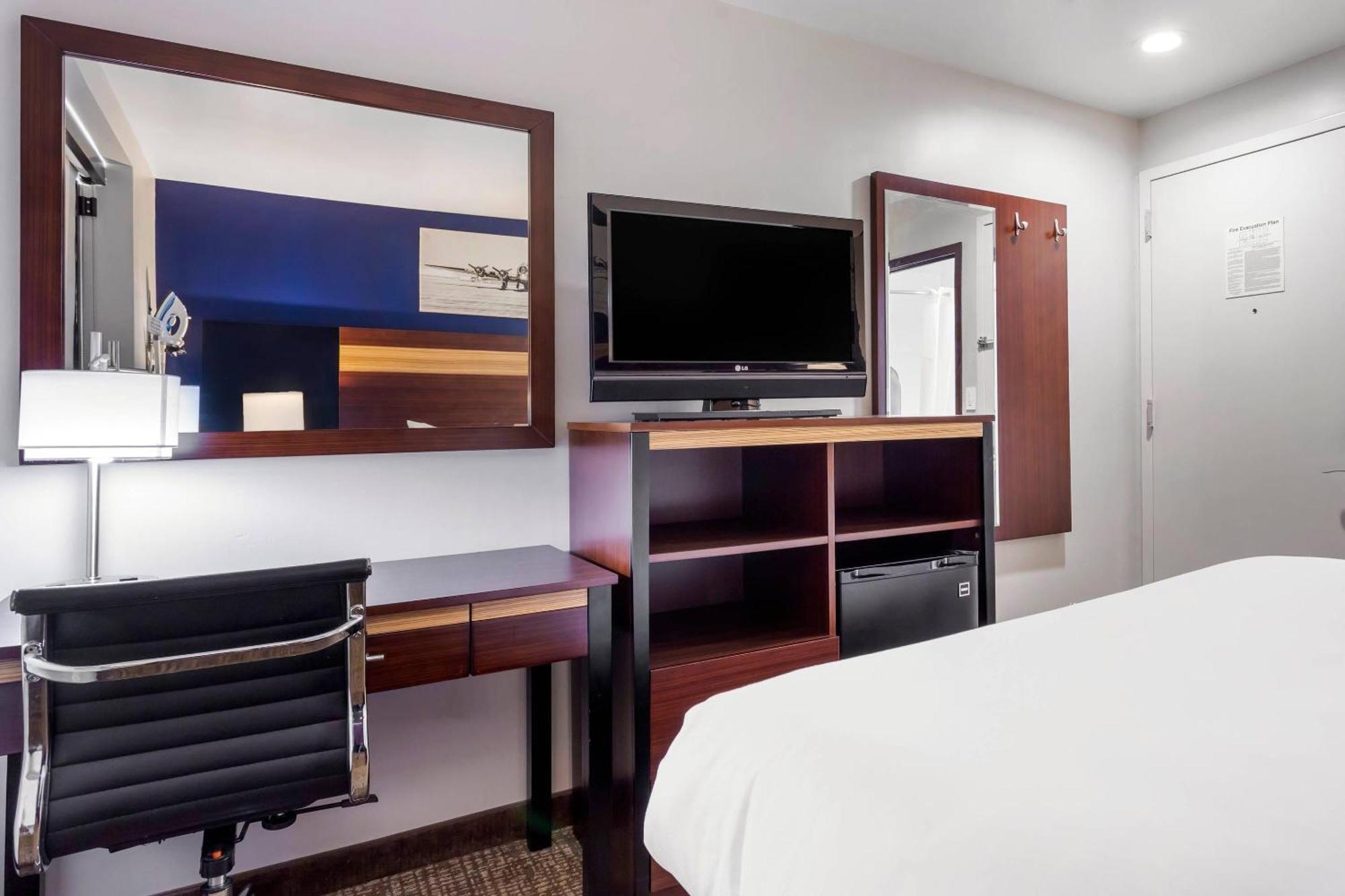 1 Queen Bed