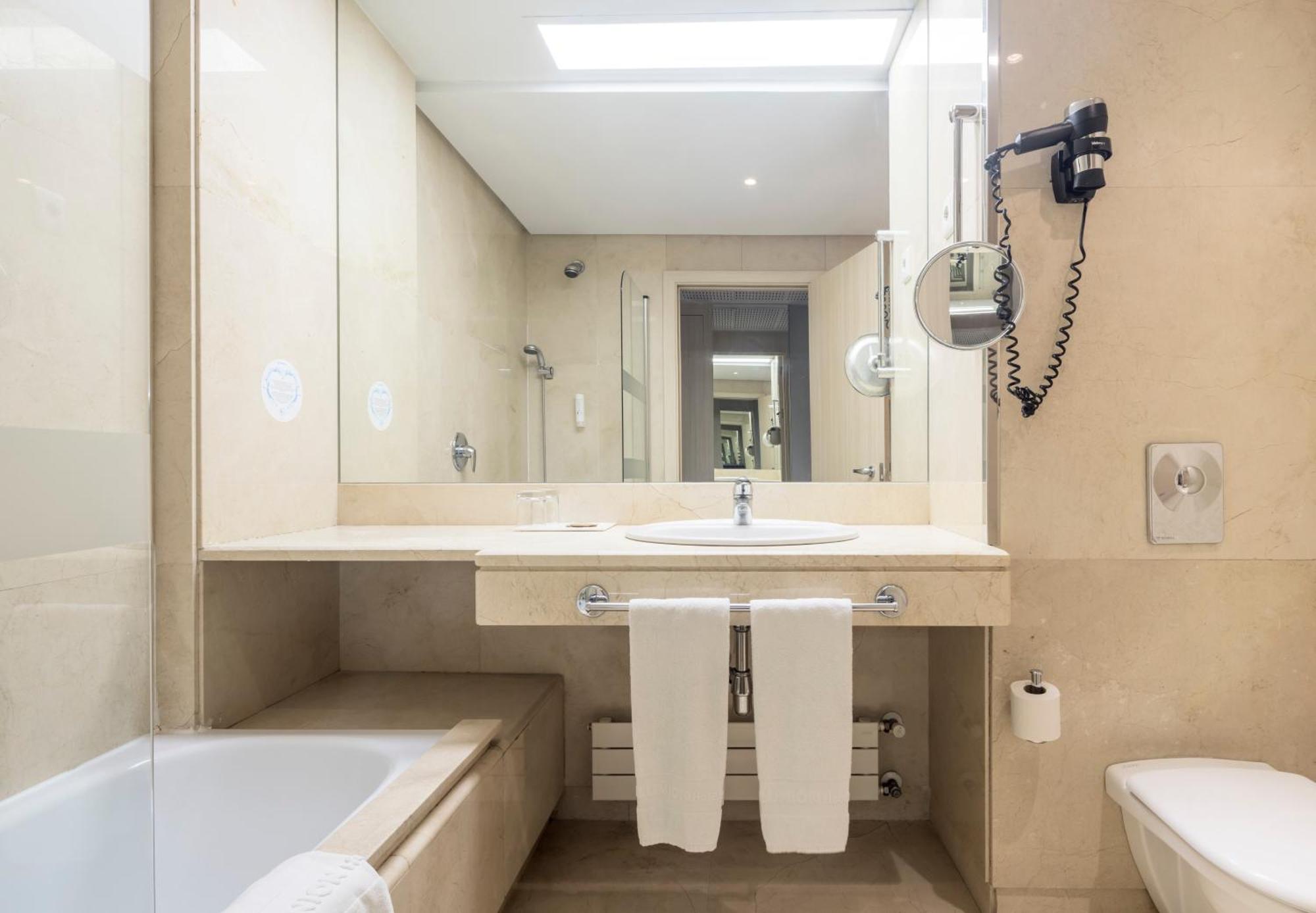 Habitación Doble con cama supletoria - 1 o 2 camas (2 adultos + 1 niño)