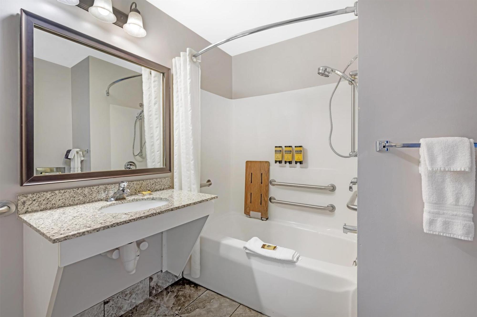 King Room with Bath Tub - Mobility Access Room/Non-Smoking