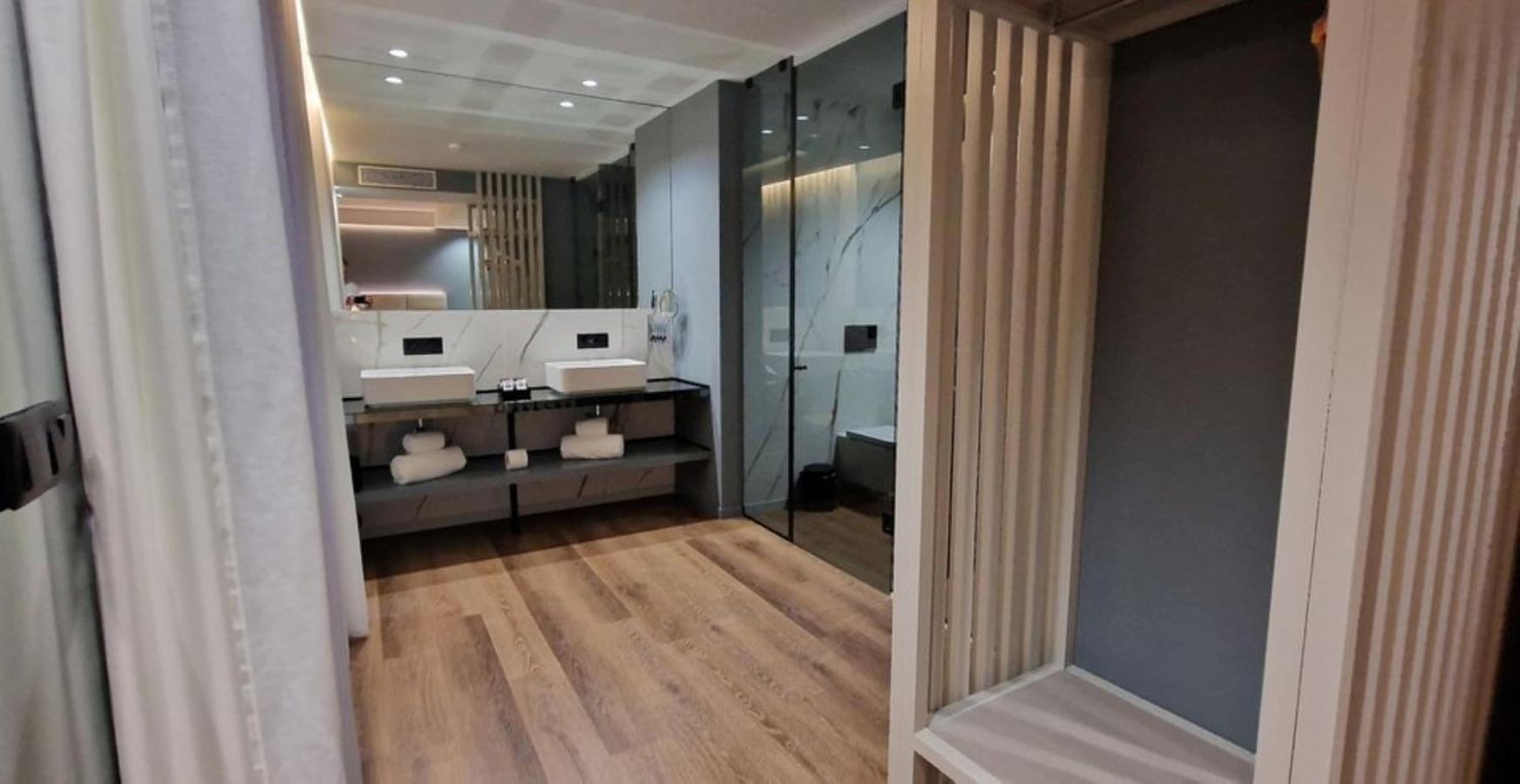 Deluxe Room,1739998219:JPEG
