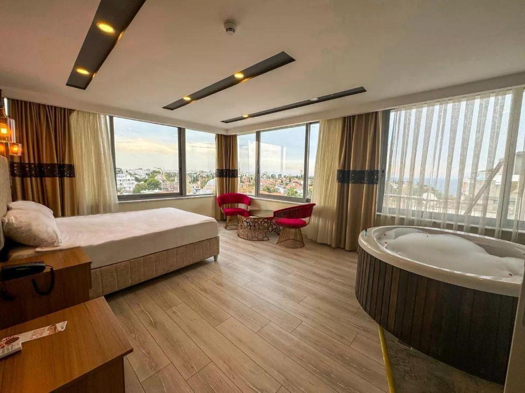 Deluxe Suite Spa Bath