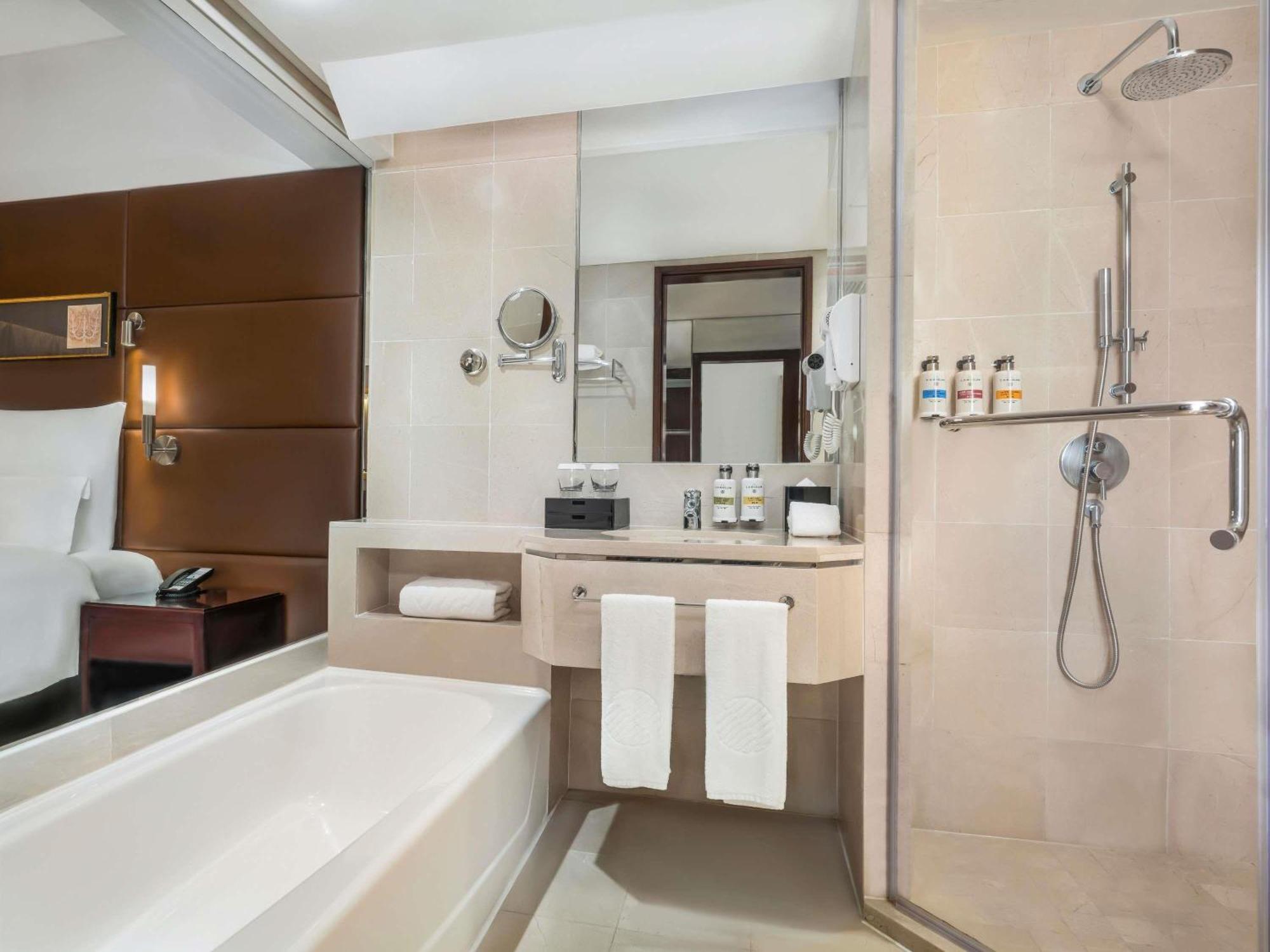 Superior King Room with Courtyard View