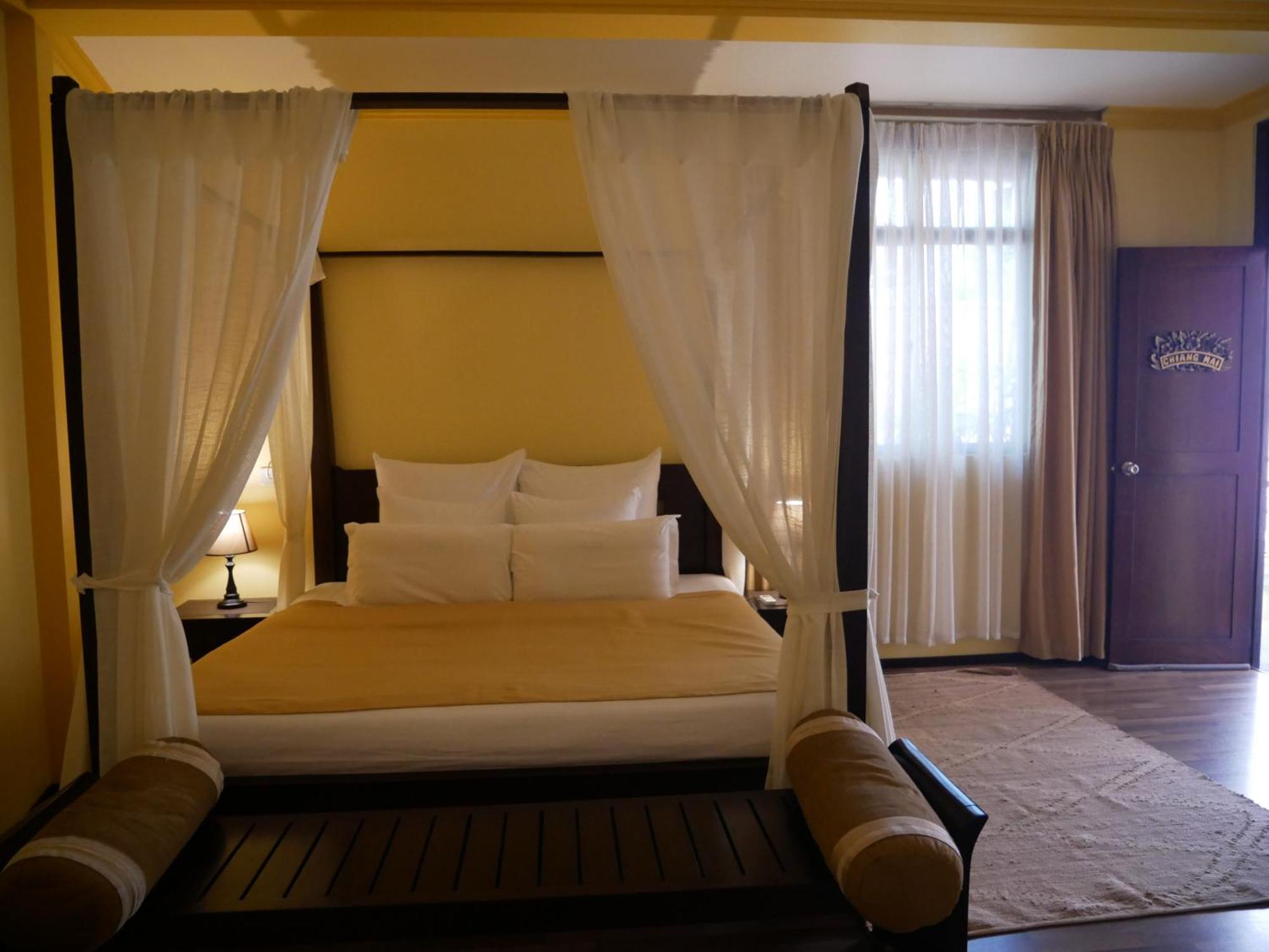 Deluxe Double Room Return Airport Transfer
