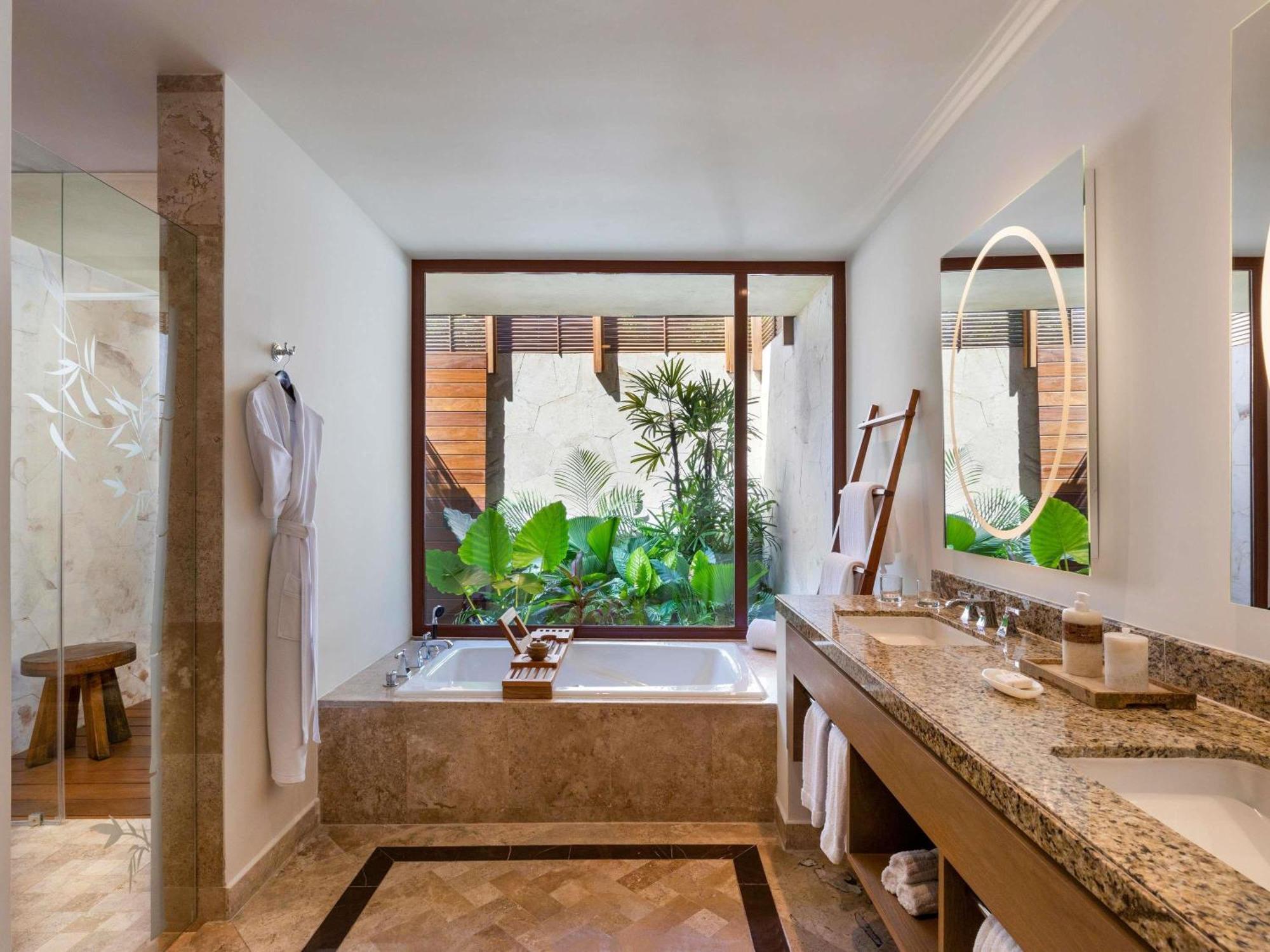 Fairmont Queen Room with Two Queen Beds and Soaking Tub - Garden View