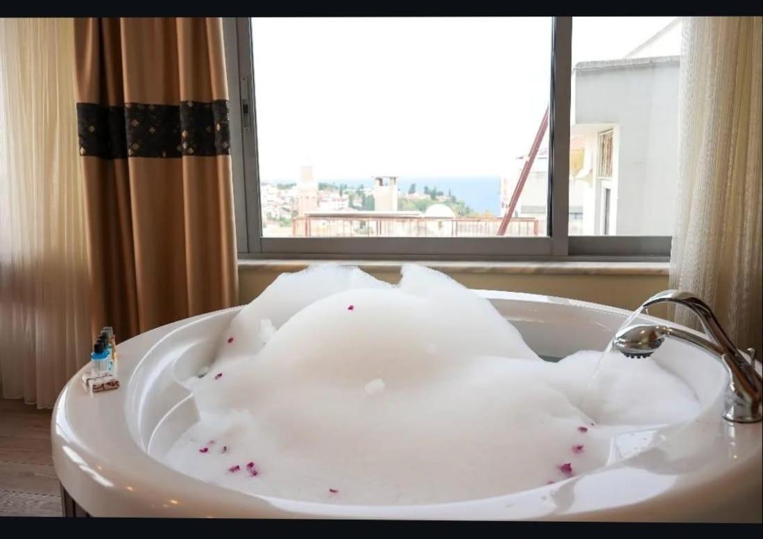 Deluxe Suite Spa Bath