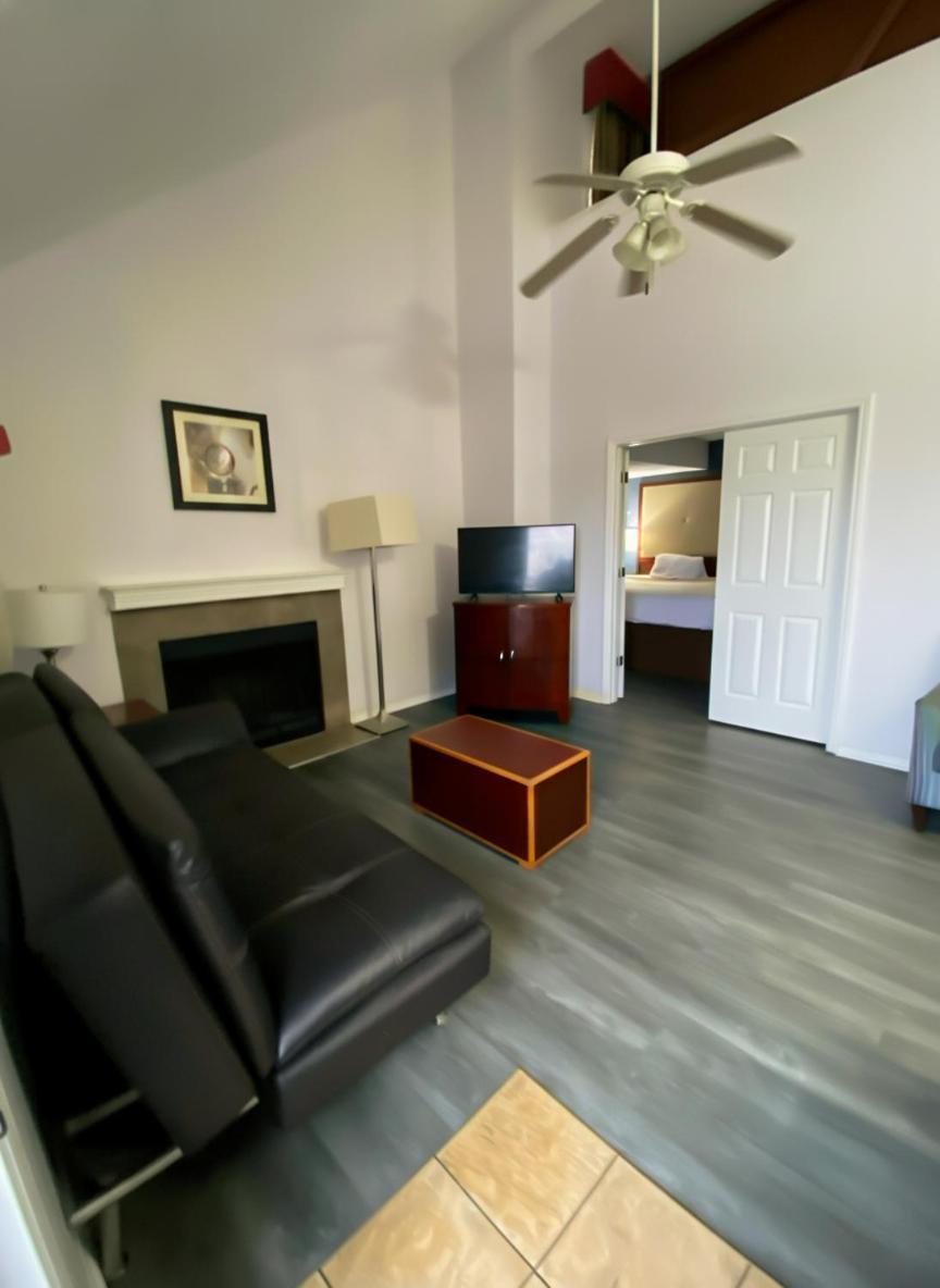 Studio Suite with Two Double Beds - Non-Smoking
