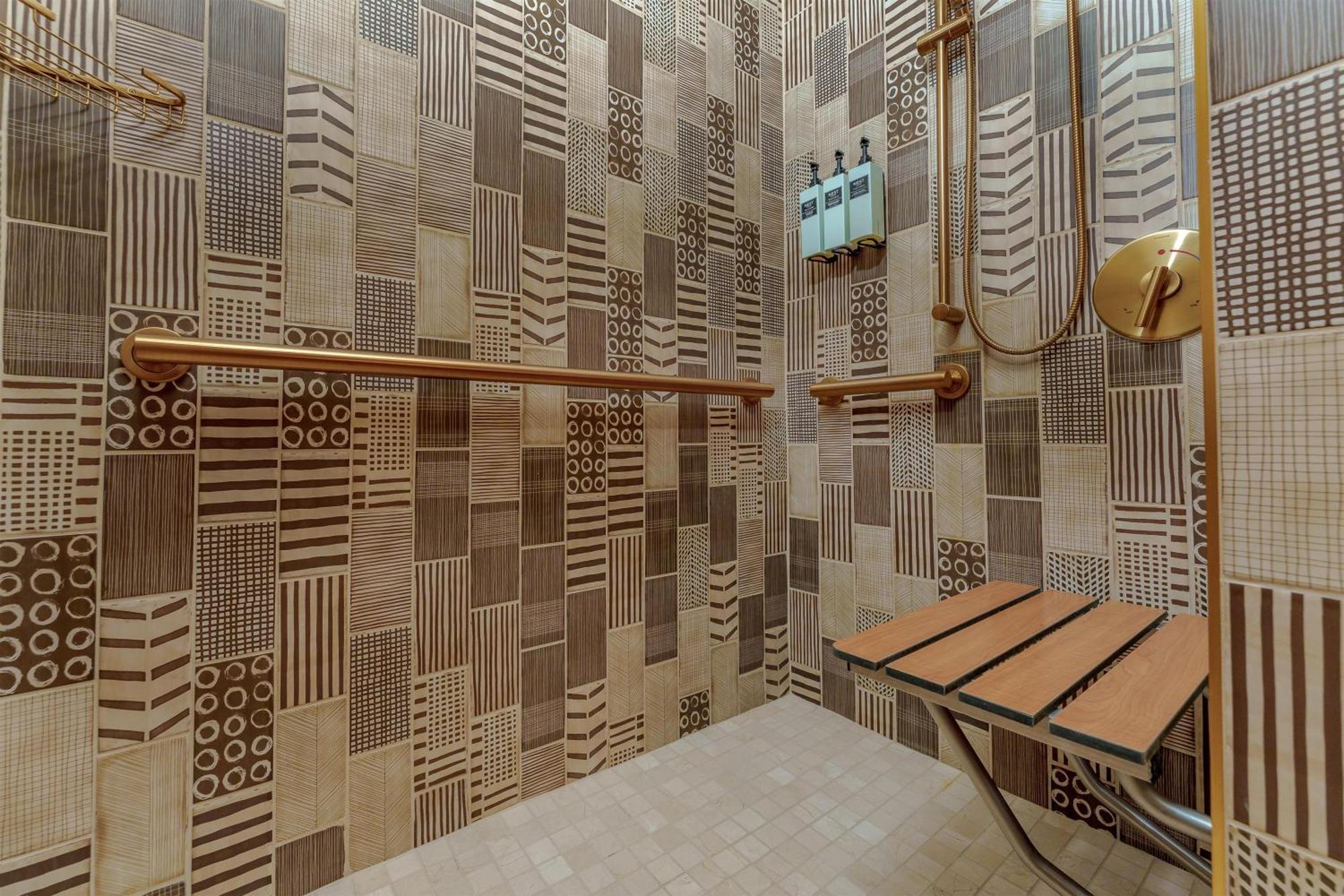Suite reformada con 2 camas grandes, accesible, con ducha accesible en silla de ruedas