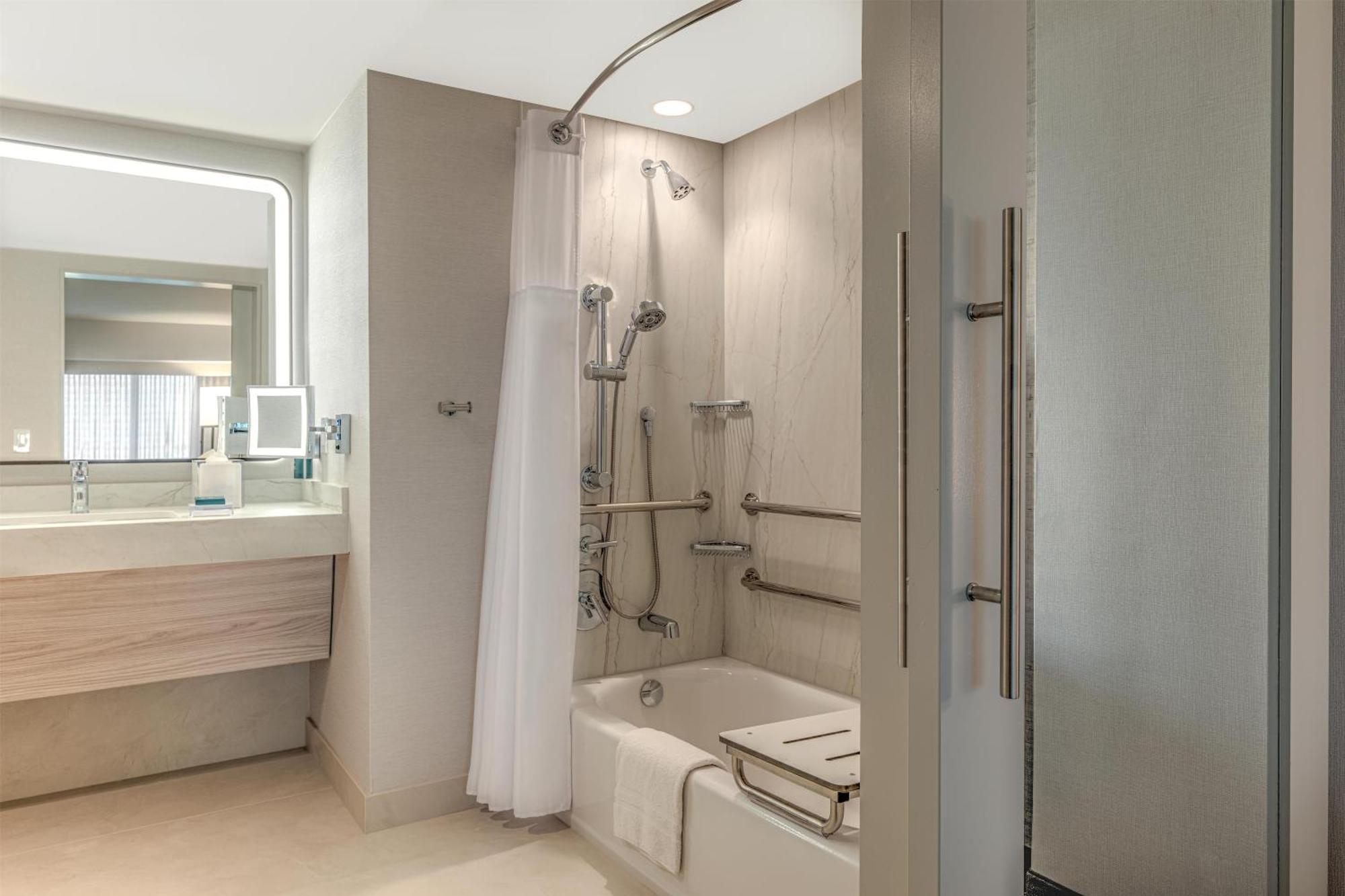 Chambre Lit King-Size avec Baignoire - Accessible aux Personnes à Mobilité Réduite et Adaptée aux Personnes Malentendantes