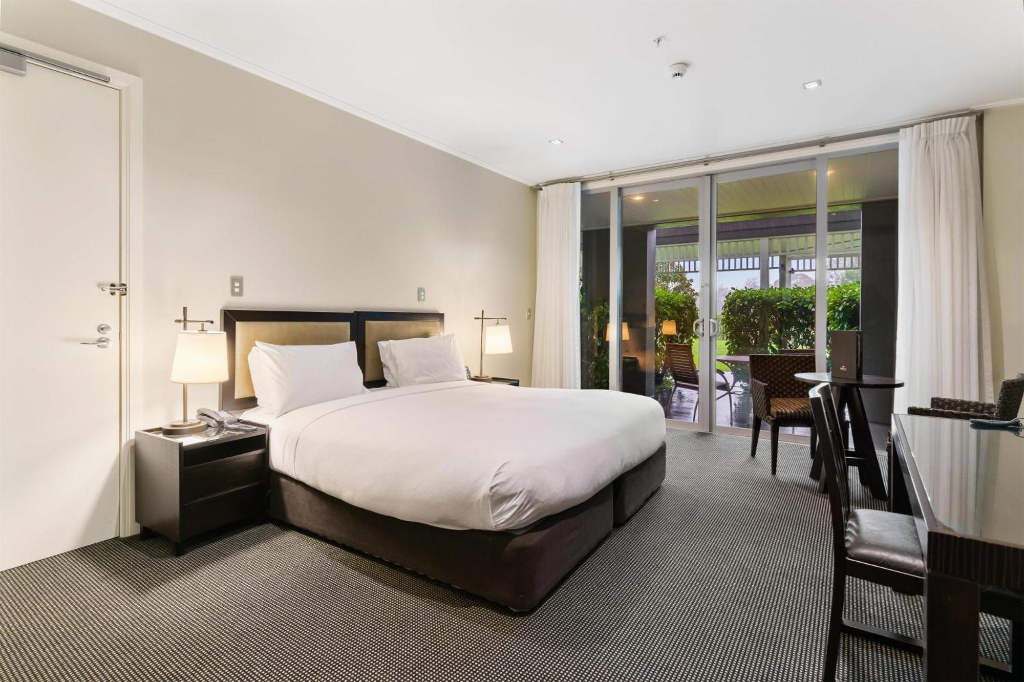 Habitación con cama extragrande.