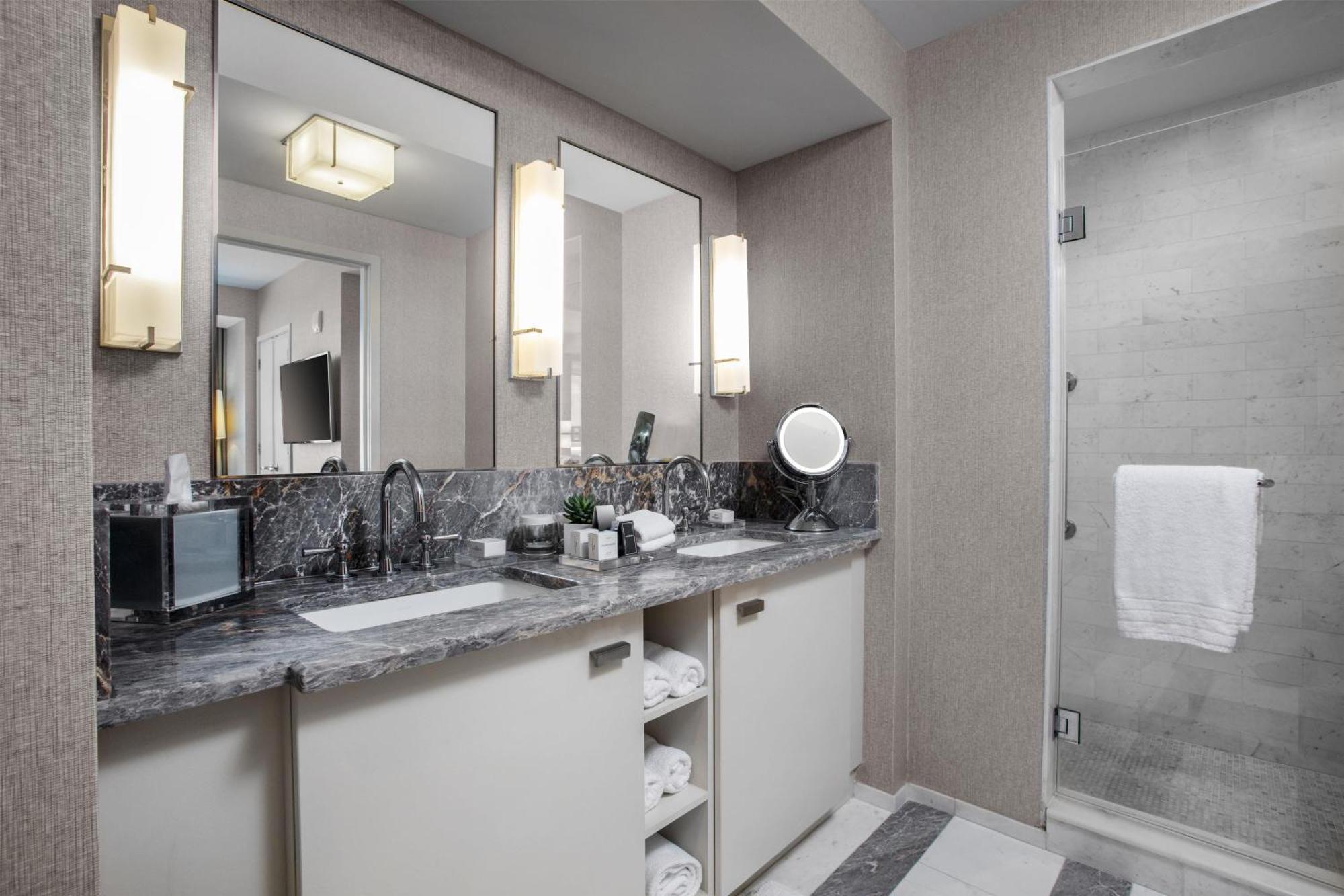 Poolside Junior Suite Mobility Accessible Tub