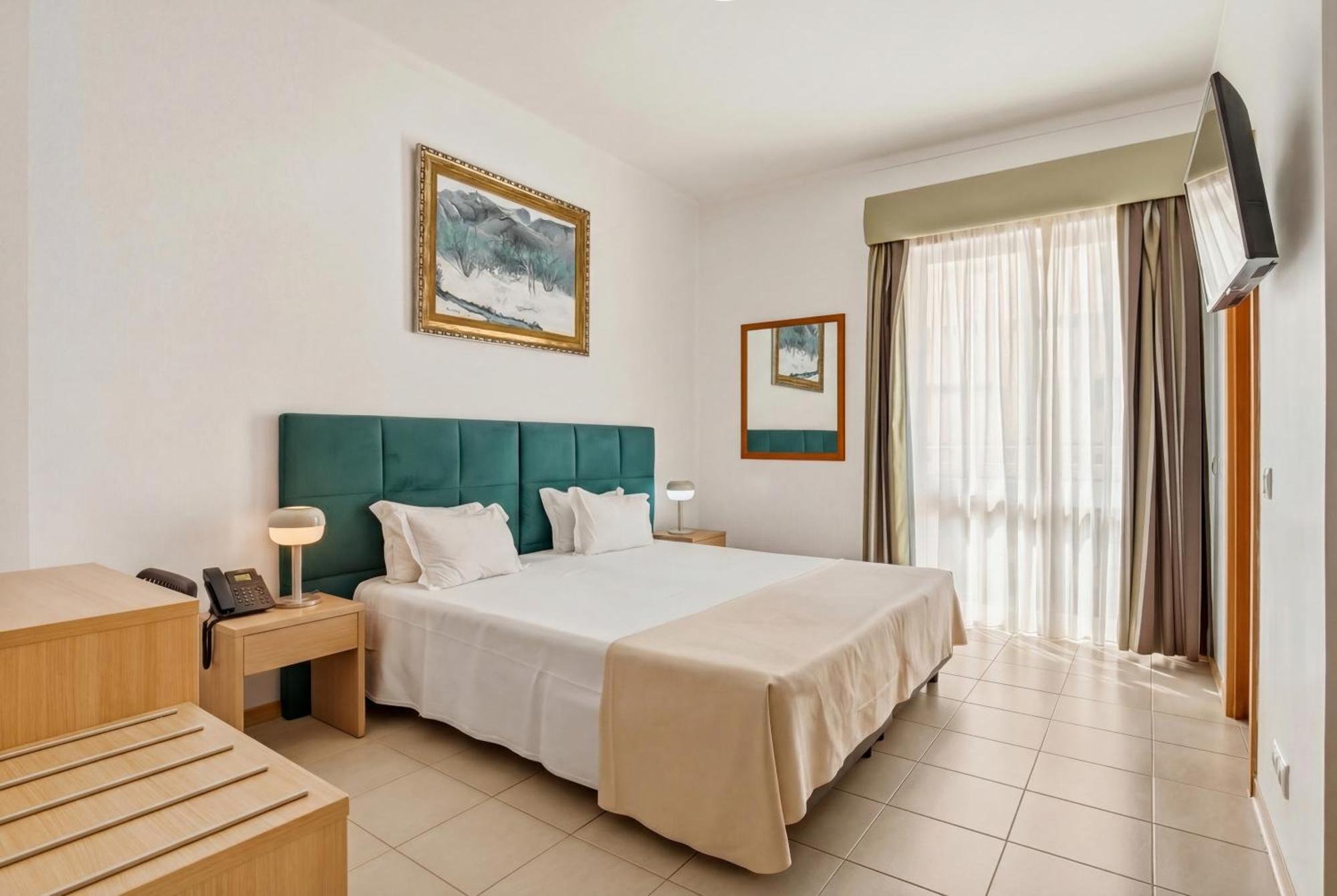 Chambre Double ou Lits Jumeaux - Vue Latérale sur Mer