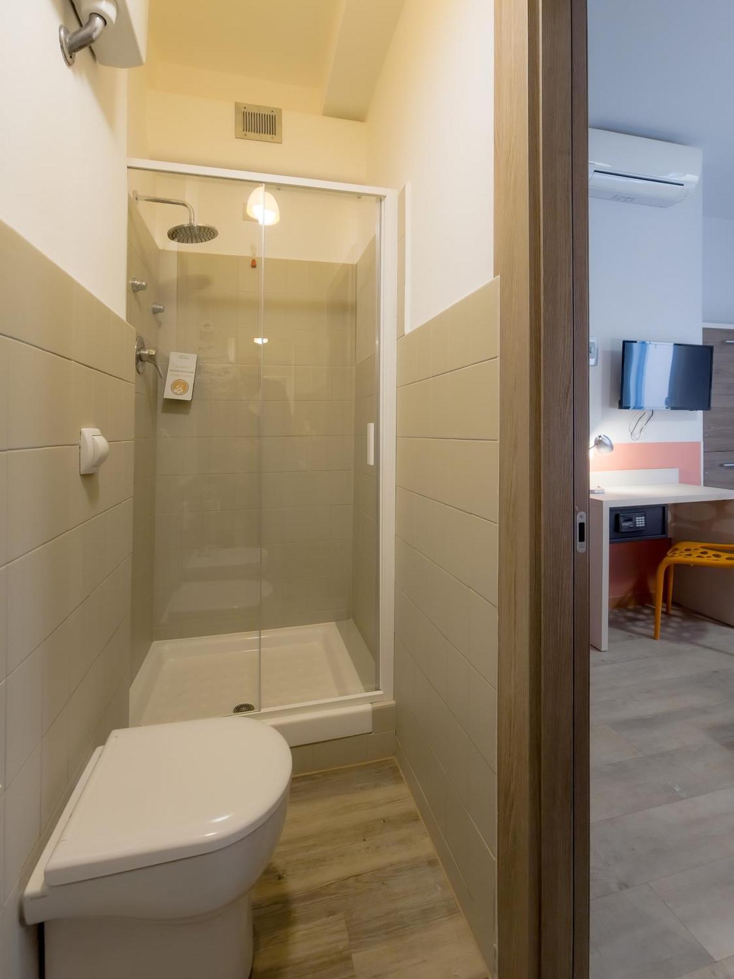 Large Comfort Room with One Queen Bed and One Bunk Bed - Non-Smoking