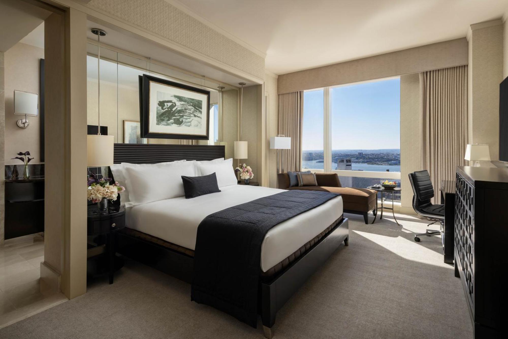 Hudson River View Accessible King Bathtub