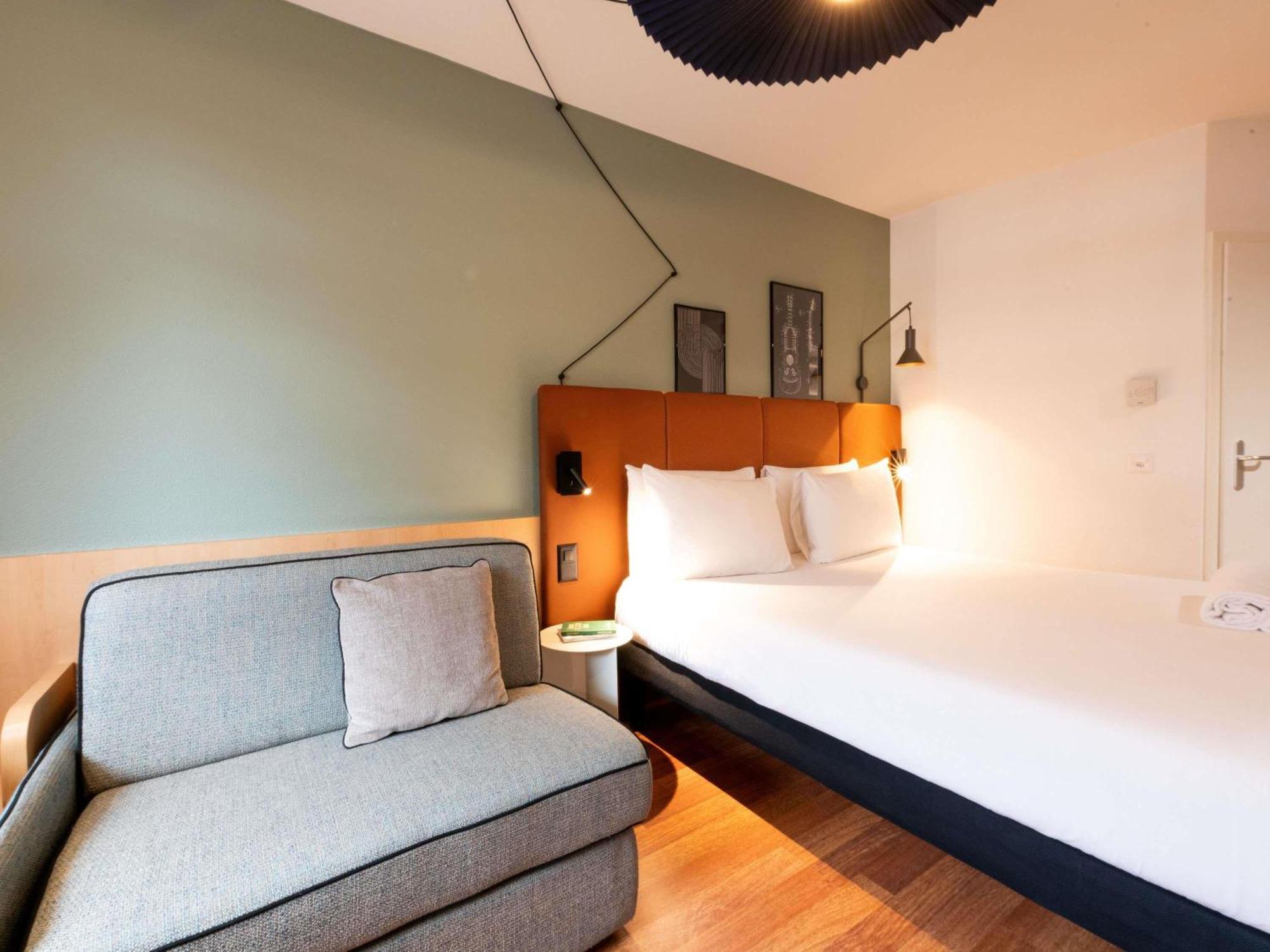 Comfort Room Double Bed Single Sofa Bed