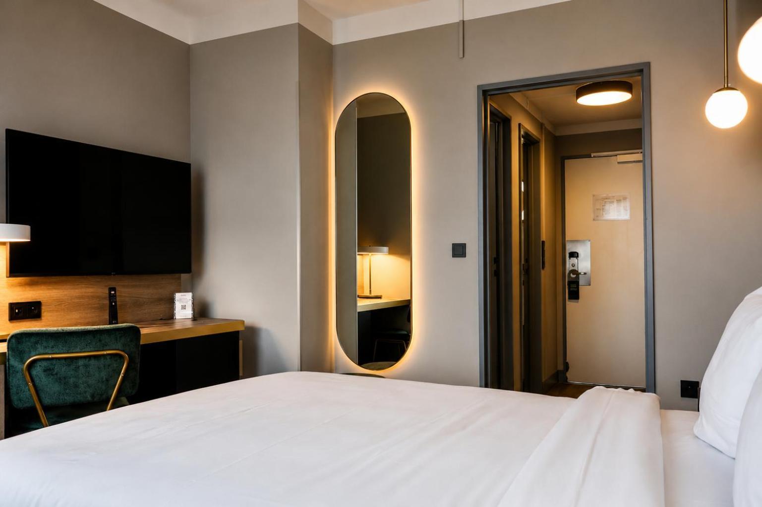 One-Bedroom Apartment King Bed,1772049250:JPEG