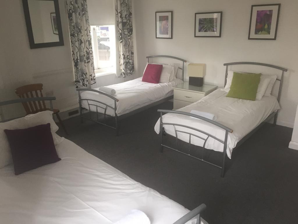 Deze driepersoonskamer heeft een gedeelde badkamer.