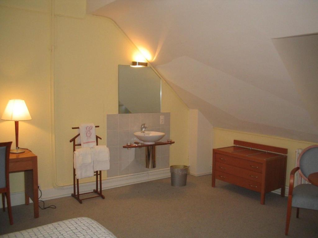 Triple Room with Shared Bathroom and Park View,696719754:JPEG