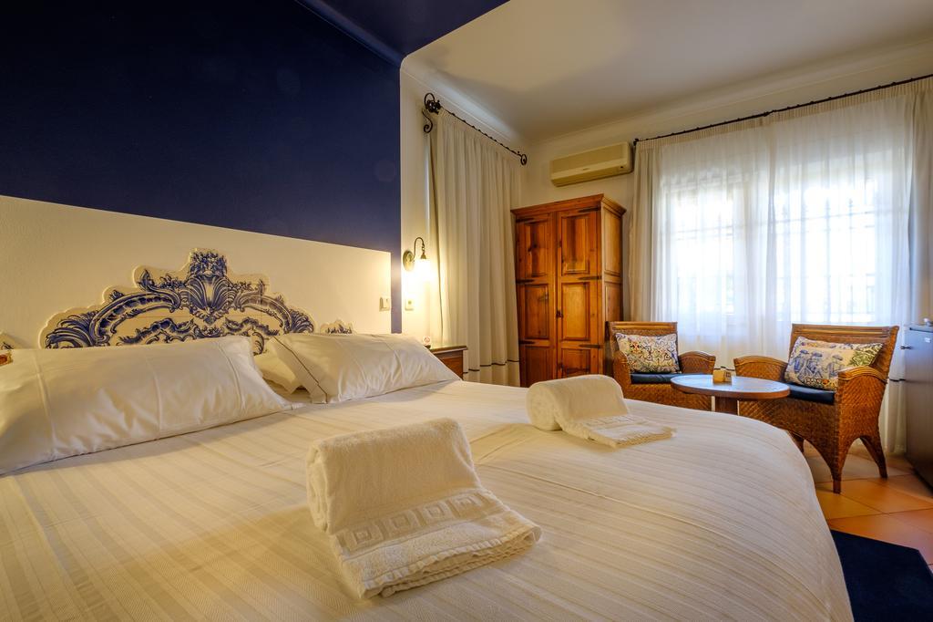 Quarto com Cama de Casal ou 2 de Solteiro e Vista da Piscina ou do Jardim - Casa Principal