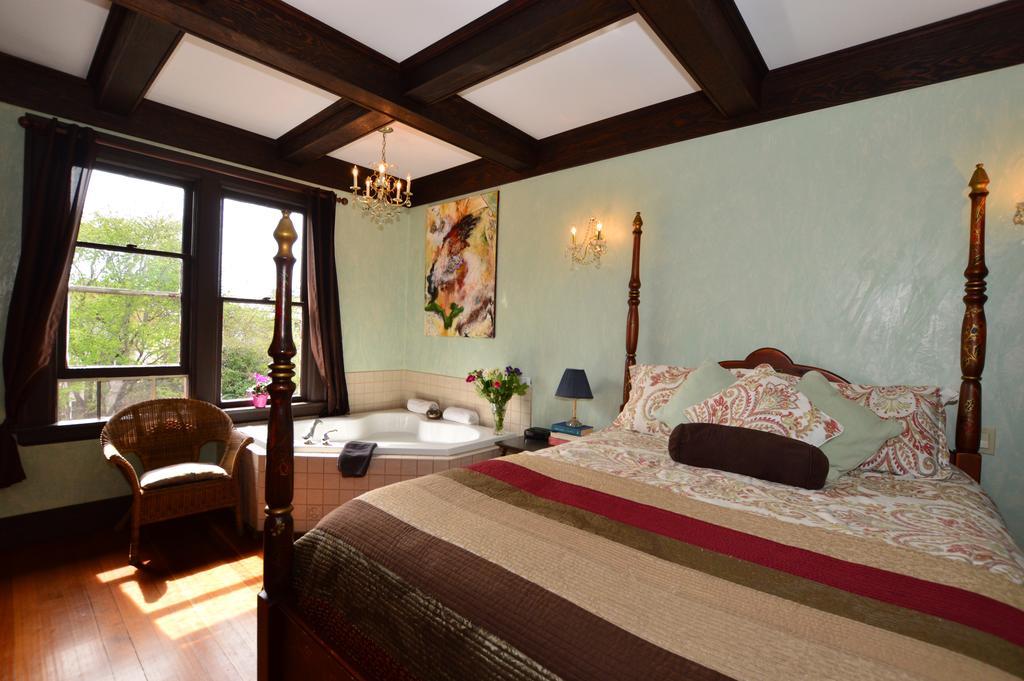 Queen Room with Spa Bath