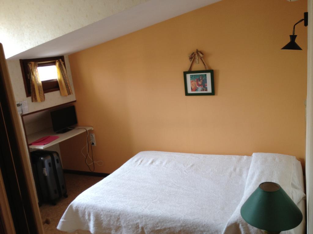 Single Room,589495248:JPEG