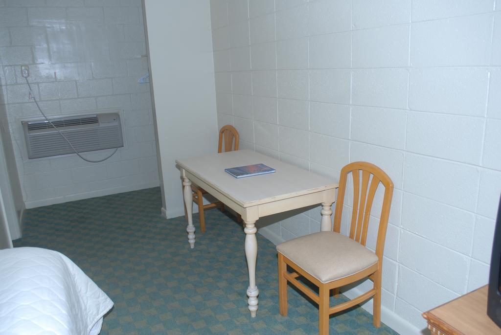 Quarto com Cama Queen-size e Vista da Piscina