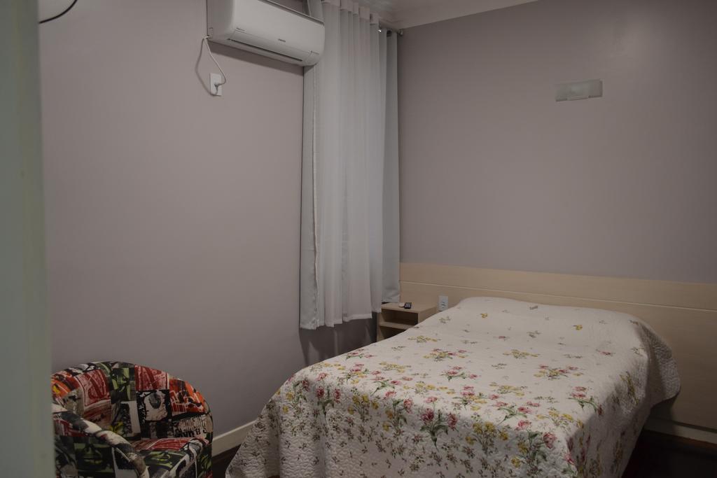 Quarto com Cama Queen-size e Banheiro Coletivo