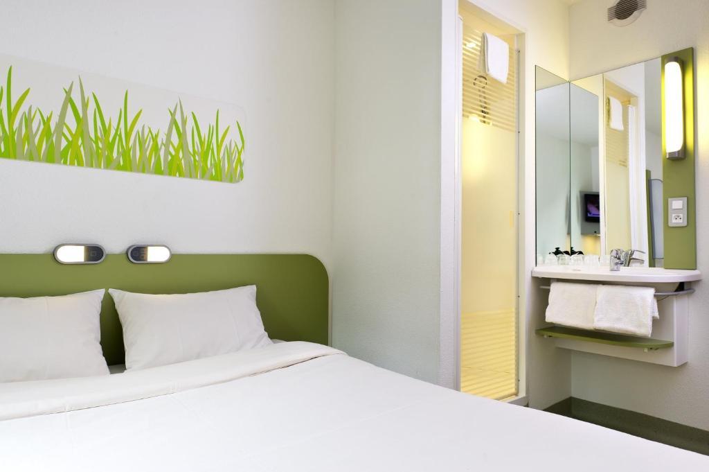 Triple Room with One Double Bed and One Bunk Bed,51645580:JPEG