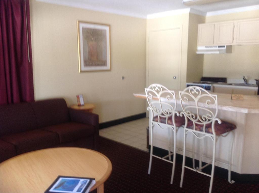 1 King Bed, Studio Suite, Efficiency Room, Non-Smoking,702589531:JPEG