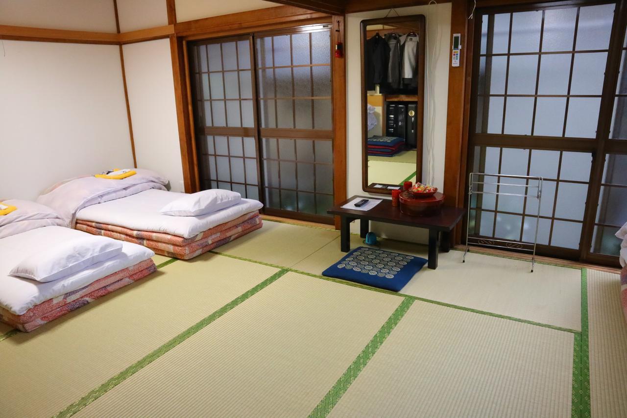 Quarto Família em Estilo Japonês com Banheiro Compartilhado