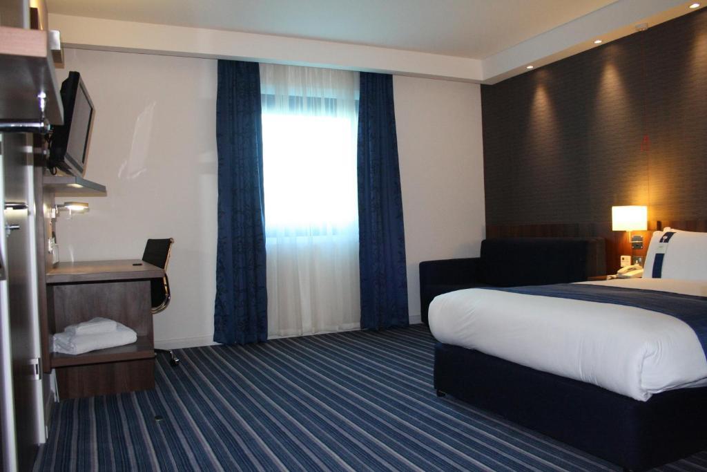 Camera Matrimoniale Standard con Divano Letto Singolo e Colazione Calda Gratuita