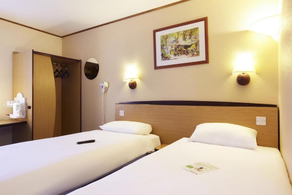 4 Single Beds